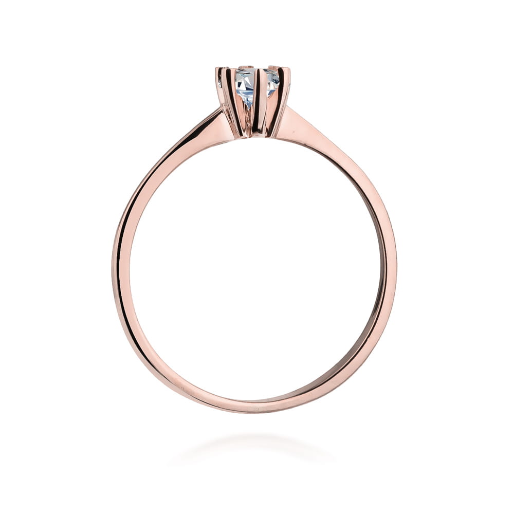 W0387.R3.DIW.01_3 Różowe złote pierścionek z dwoma błyszczącymi kamieniami na górze.