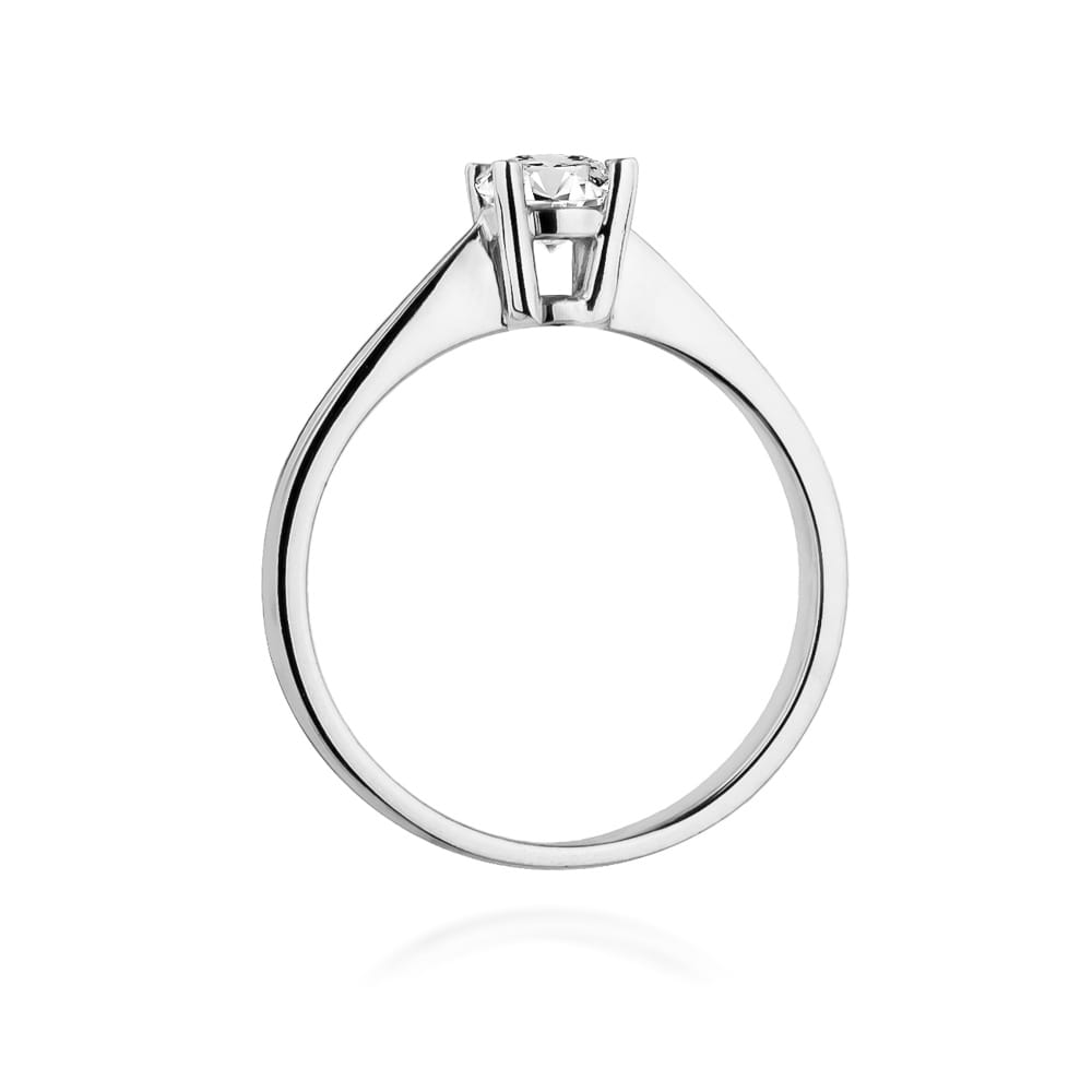 W0404.B3.DIW.01_3 Srebrny pierścionek z diamentem, osadzonym w eleganckiej, minimalistycznej oprawie.