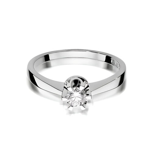 Srebrny pierścionek z okrągłym diamentem osadzonym w prostym, eleganckim wzorze.