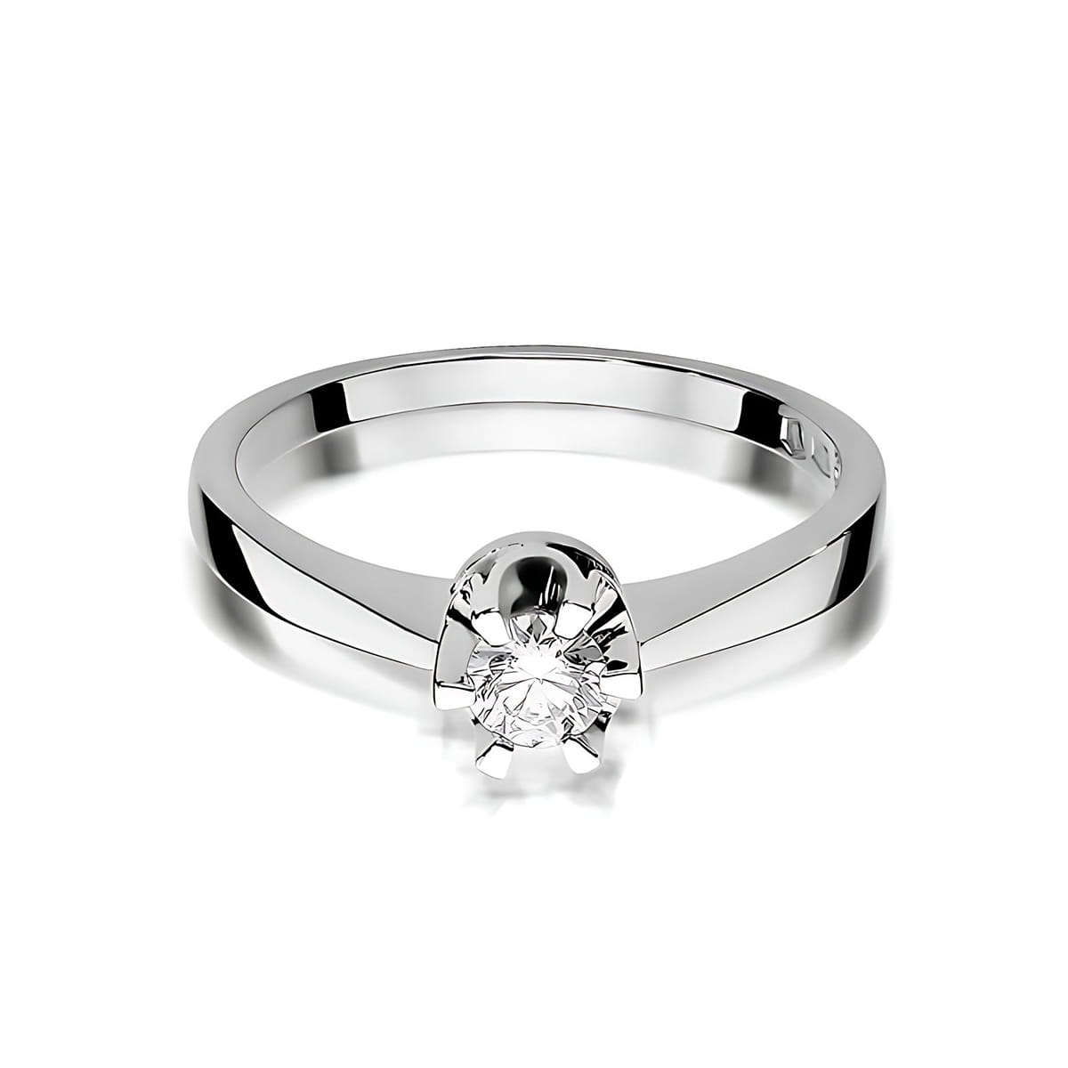 W0408.B3.LDW.02_2 Srebrny pierścionek z okrągłym diamentem osadzonym w prostym, eleganckim wzorze.