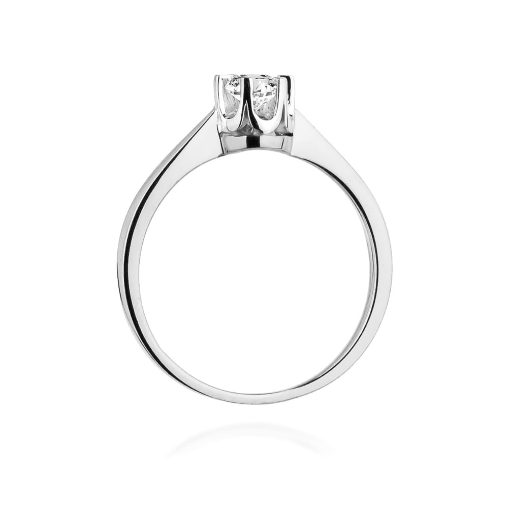 W0408.B3.LDW.02_3 Srebrny pierścionek z dużym, okrągłym diamentem na górze, minimalistyczny design.