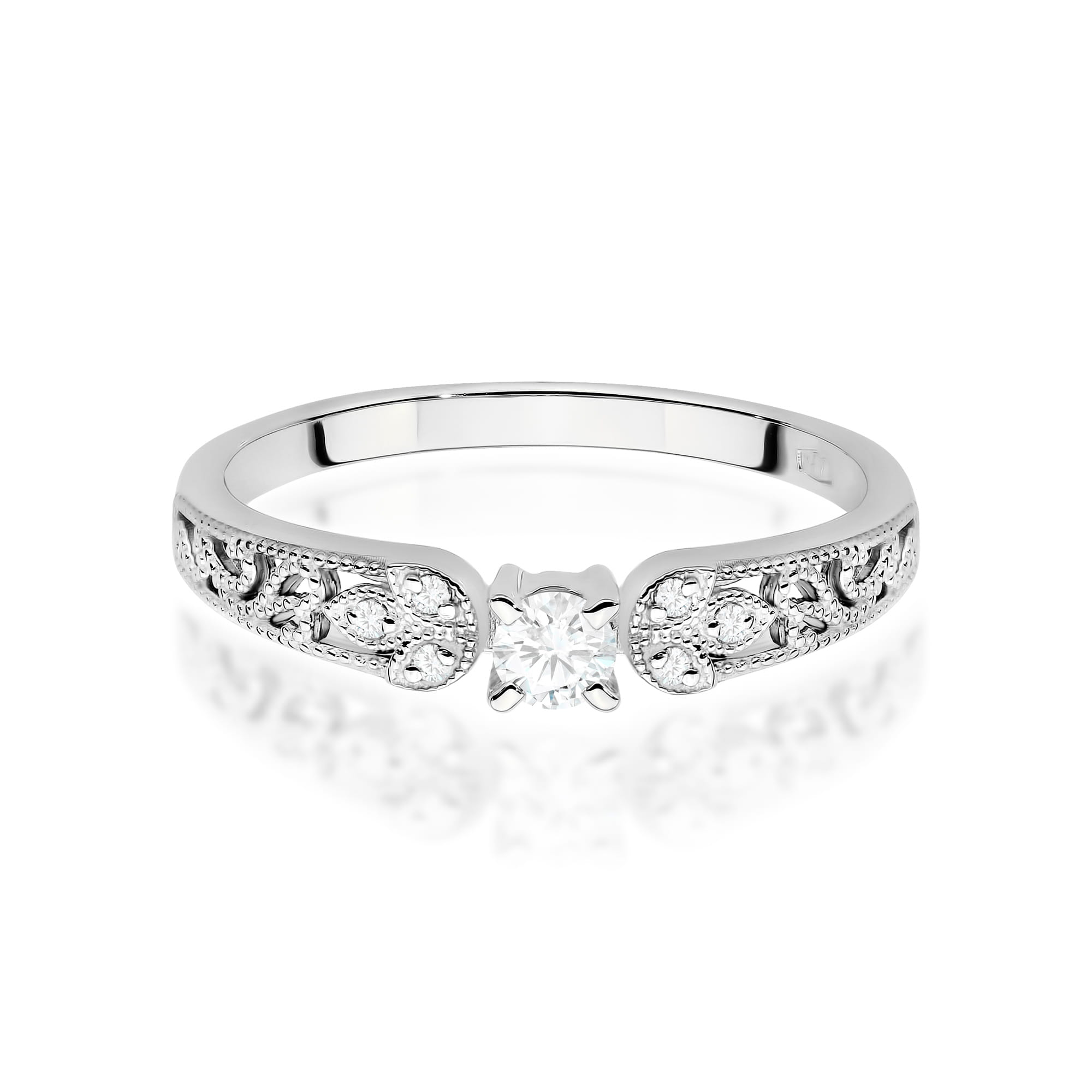 W0411.B3.LDW.01_2 Srebrny pierścionek z centralnym diamentem i ozdobnym, filigranowym wzorem po bokach.