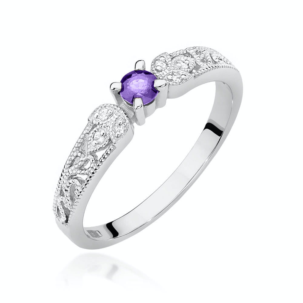 W0411.B3.TAP.01_1 Srebrny pierścionek z fioletowym kamieniem i ozdobnymi detalami na obrączce.