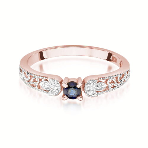 Różowe złote pierścionek z niebieskim kamieniem i ozdobnymi, srebrnymi detalami.