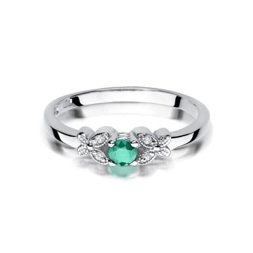 Srebrny pierścionek z zielonym kamieniem i ozdobnymi, diamentowymi detalami po bokach.