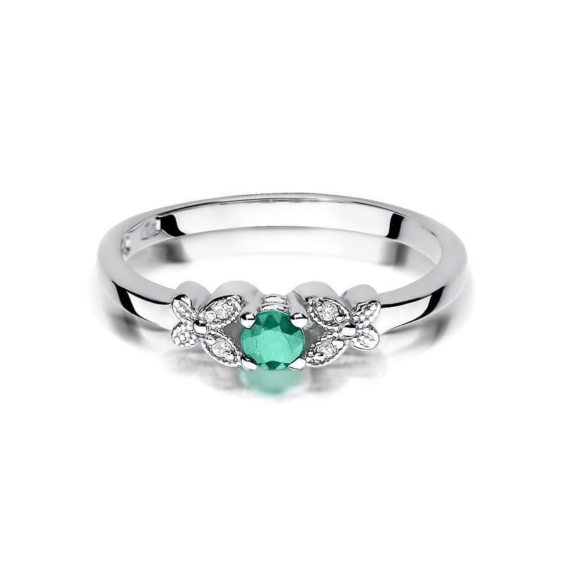 W0414.B3.EMG.01_2 Srebrny pierścionek z zielonym kamieniem i ozdobnymi, diamentowymi detalami po bokach.