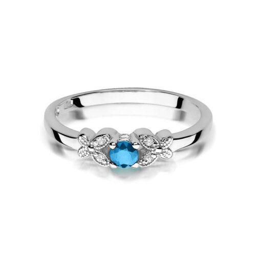 Srebrny pierścionek z niebieskim kamieniem i ozdobnymi liśćmi po bokach.