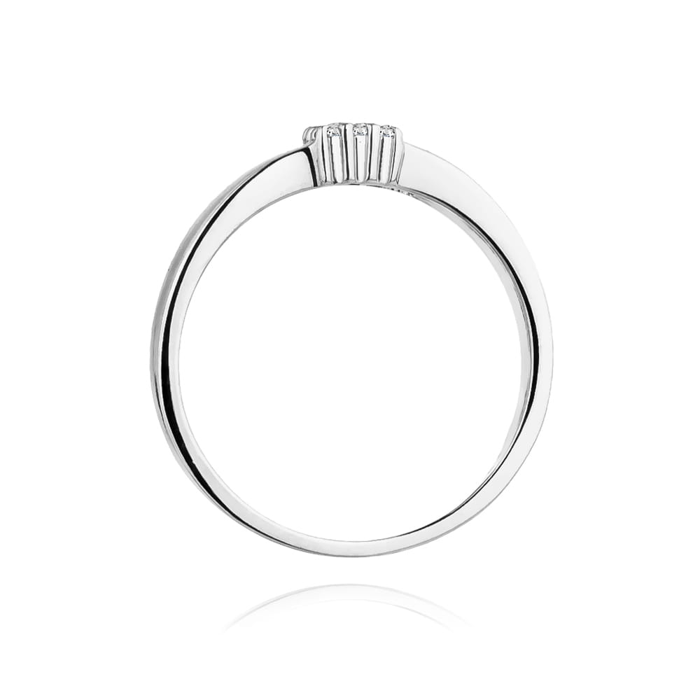 W0417.B3.DIW.01_3 Srebrny pierścionek z trzema małymi diamentami na górze, minimalistyczny design.