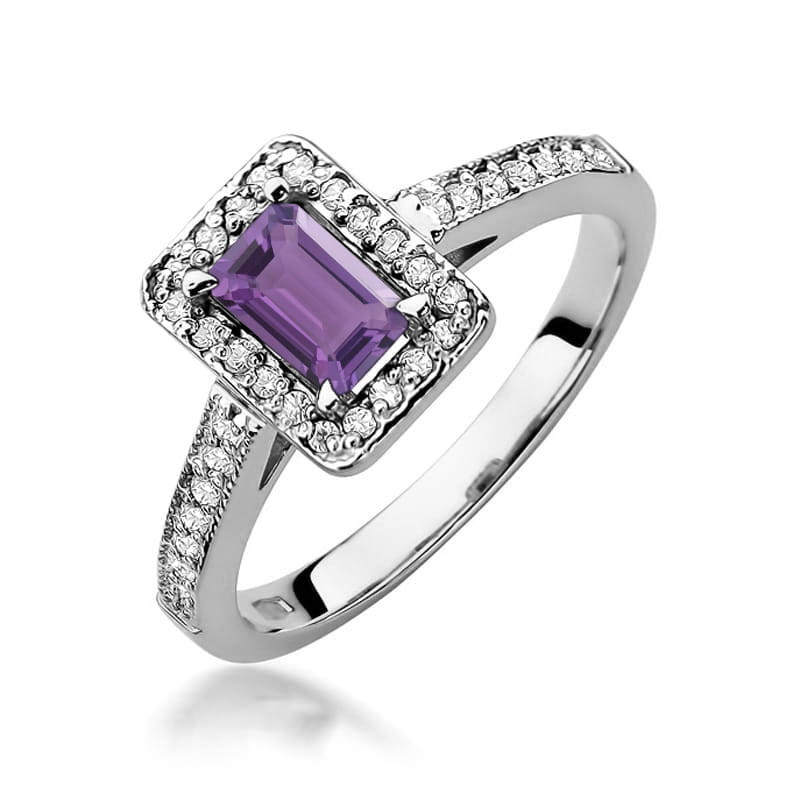 W0422.B3.AMV.01_1 Srebrny pierścionek z prostokątnym ametystem otoczonym diamentami.