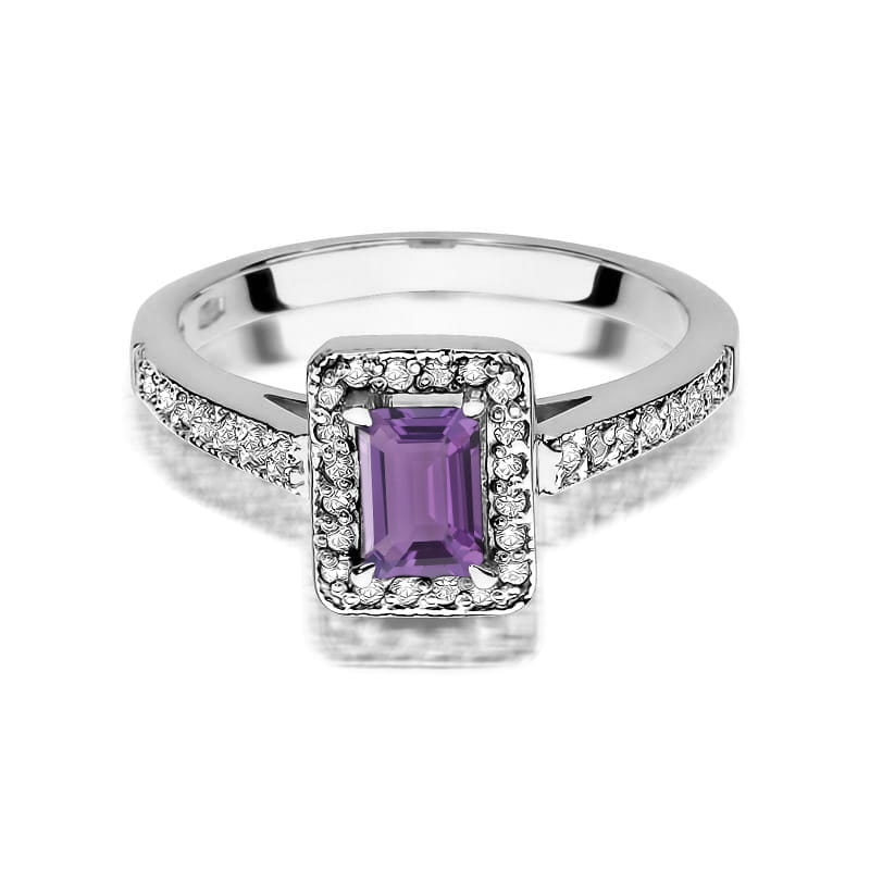 W0422.B3.AMV.01_2 Srebrny pierścionek z prostokątnym fioletowym kamieniem i ozdobnymi diamentami na obrączce.