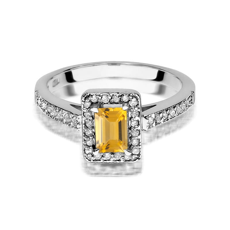 W0422.B3.CIY.01_2 Srebrny pierścionek z żółtym kamieniem w kształcie prostokąta, ozdobiony małymi, błyszczącymi diamentami.