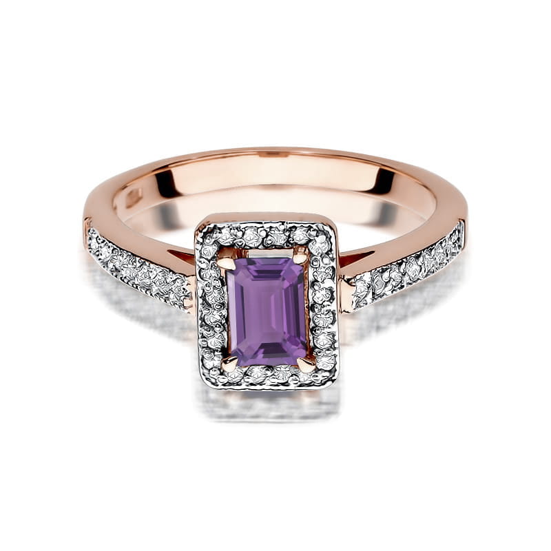 W0422.R3.AMV.01_2 Pierścionek z różowego złota z prostokątnym fioletowym kamieniem i diamentowymi zdobieniami.
