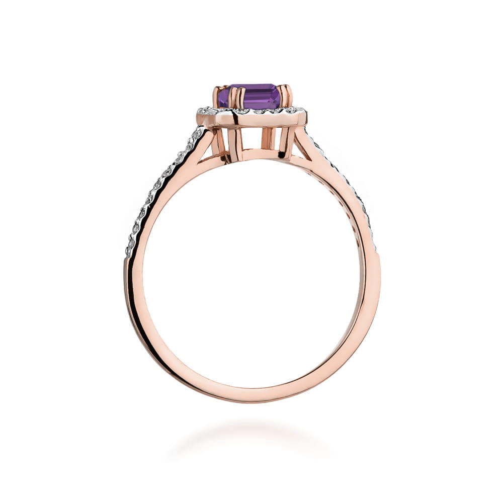 W0422.R3.AMV.01_3 Złoty pierścionek z fioletowym kamieniem szlachetnym i delikatnymi zdobieniami po bokach.