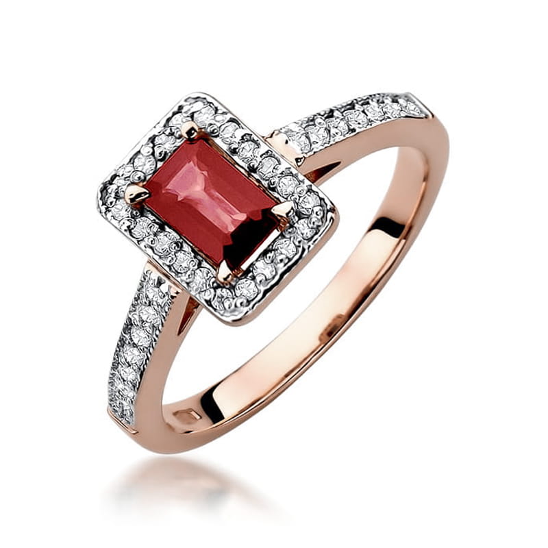 W0422.R3.RUR.01_1 Pierścionek z różowym kamieniem w kształcie prostokąta, otoczony diamentami, na złotej obrączce.