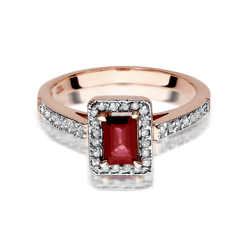 W0422.R3.RUR.01_2 Różowa pierścionek z prostokątnym rubinem otoczonym diamentami na obrączce z różowego złota.