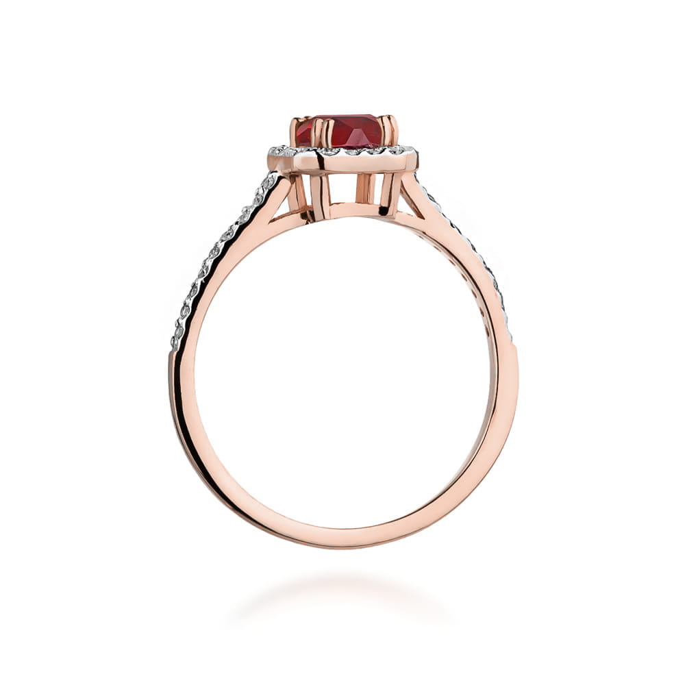 W0422.R3.RUR.01_3 Pierścionek z różowego złota z czerwonym kamieniem szlachetnym i delikatnymi zdobieniami po bokach.