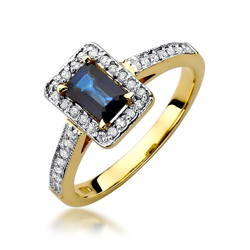 W0422.Z3.SAB.01_1 Złoty pierścionek z prostokątnym niebieskim kamieniem otoczonym diamentami.
