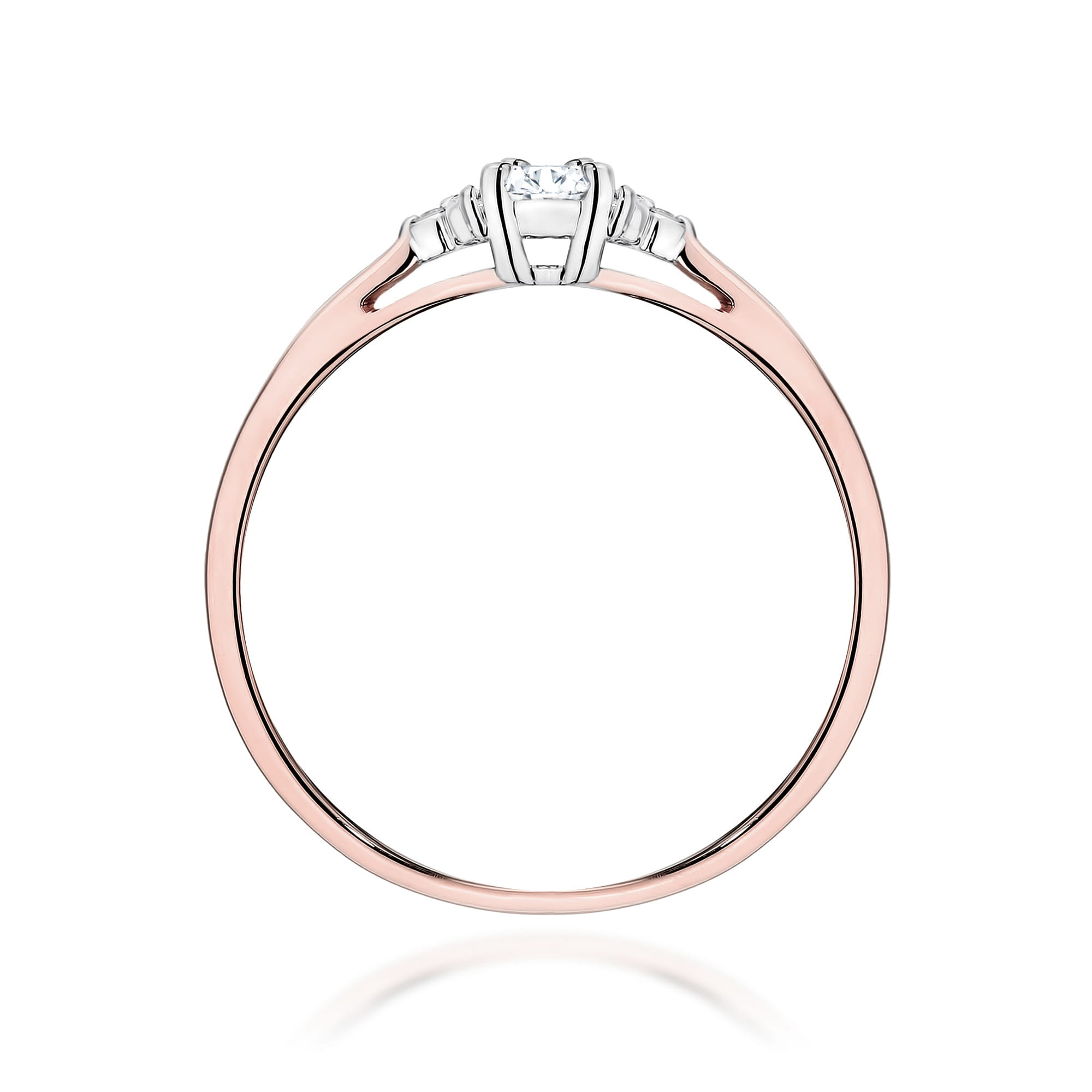 W0428.R3.LDW.01_3 Pierścionek z różowego złota z centralnym diamentem i dwoma mniejszymi kamieniami po bokach.