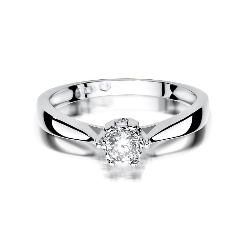 Srebrny pierścionek z okrągłym diamentem w centralnej części, o eleganckim, minimalistycznym designie.