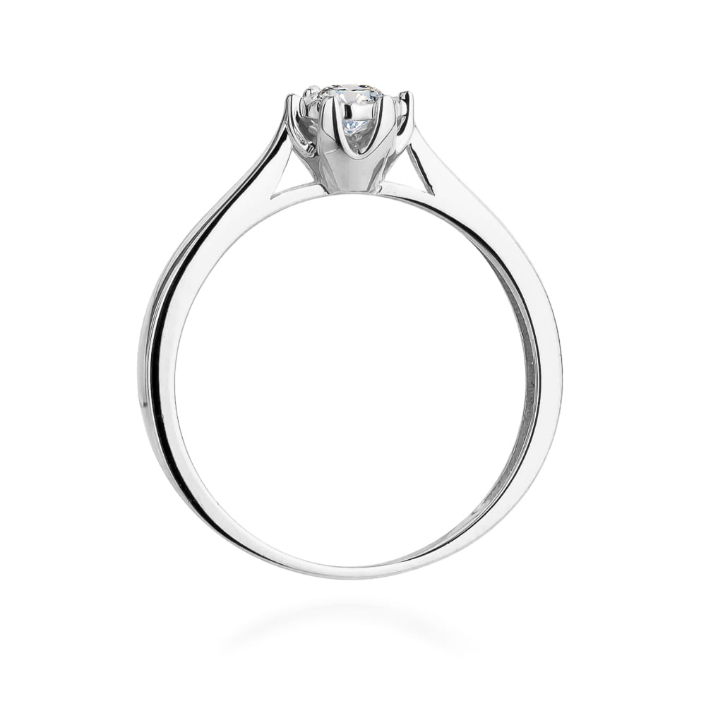 W0429.B3.DIW.01_3 Srebrny pierścionek z diamentem, o prostym, eleganckim wzornictwie.