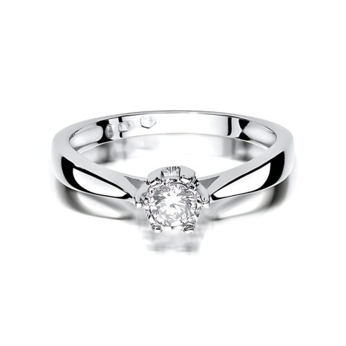 Srebrny pierścionek z okrągłym diamentem w centralnej części, o eleganckim, minimalistycznym designie.