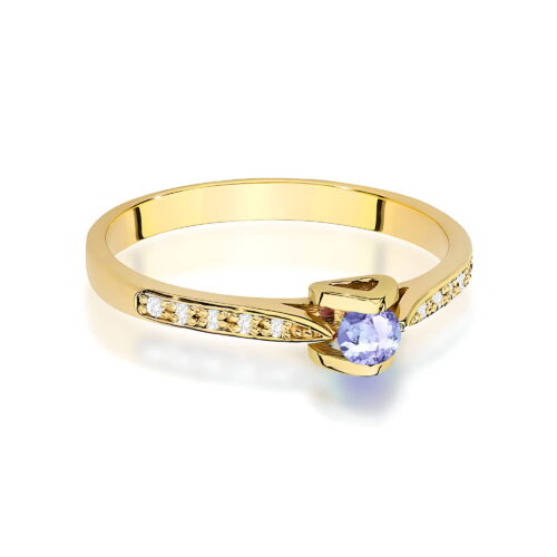 Złoty pierścionek z centralnym kamieniem i ozdobnymi diamentami na obrączce.