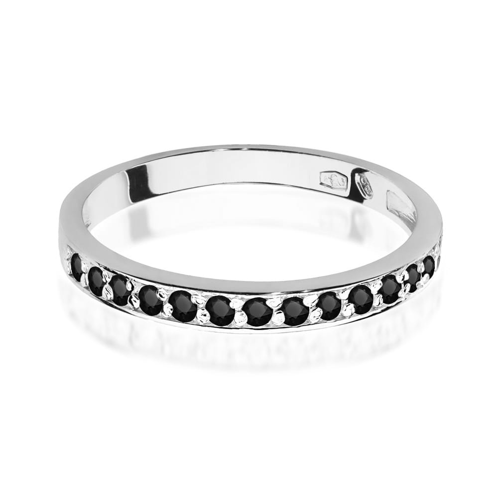 W0446.B3.DIB.01_2 Srebrny pierścionek z czarnymi kamieniami osadzonymi wzdłuż obręczy.