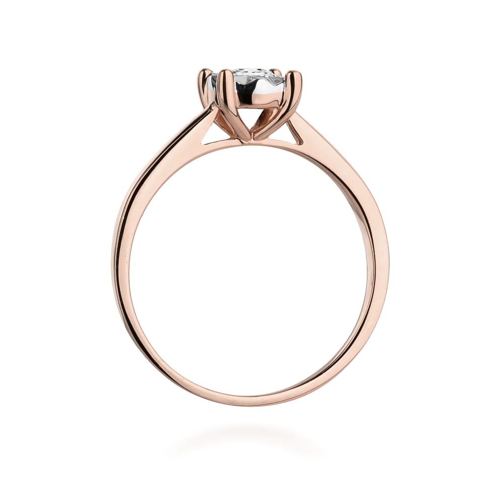 W0447.R3.DIW.01_3 Złoty pierścionek z diamentem, o prostym, eleganckim designie i delikatnej obrączce.