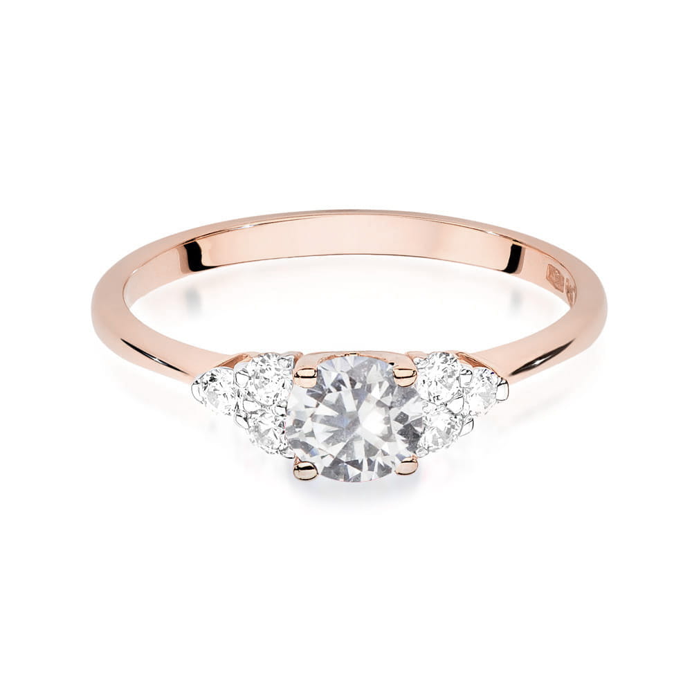 W0451.R3.SAW.01_2 Złoty pierścionek z centralnym diamentem i dwoma mniejszymi kamieniami po bokach.