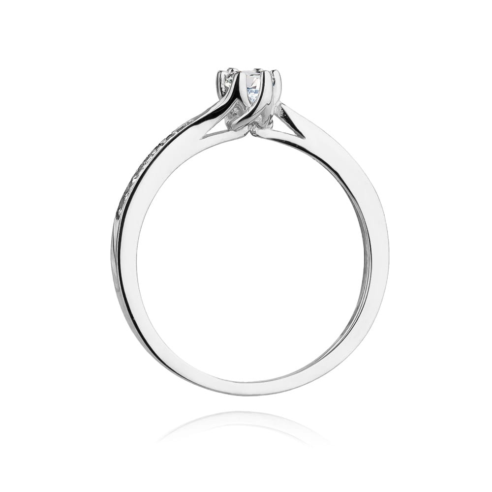 W0453.B3.DIW.01_3 Srebrny pierścionek z diamentem, o eleganckim, minimalistycznym designie.