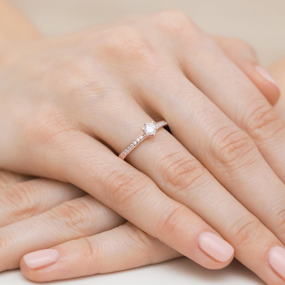 W0459.R3.DIW.03_4 Pierścionek z diamentem na palcu, z różowego złota, z delikatnymi zdobieniami.