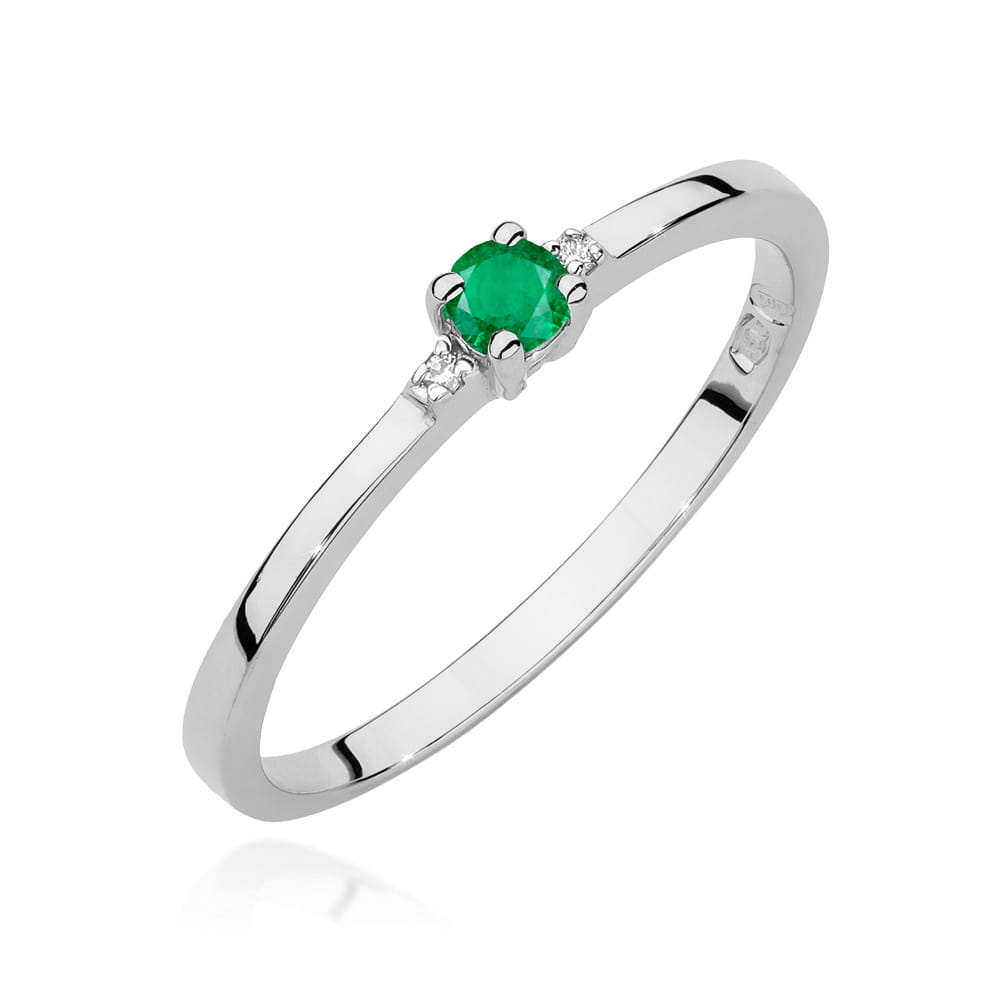 W0464.B3.EMG.01_1 Srebrna obrączka z zielonym szmaragdem i dwoma małymi diamentami po bokach.