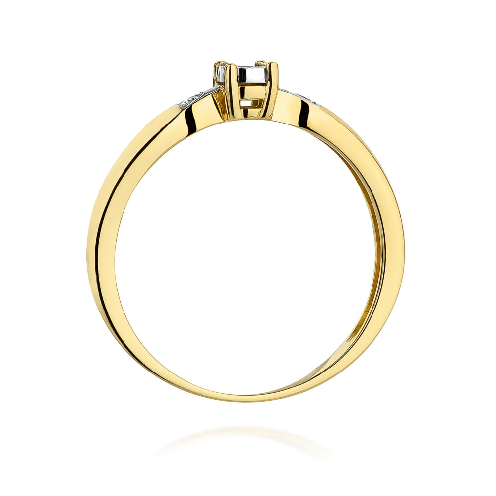 W0469.Z3.DIW.01_3 Złoty pierścionek z diamentami, o prostym, eleganckim designie.