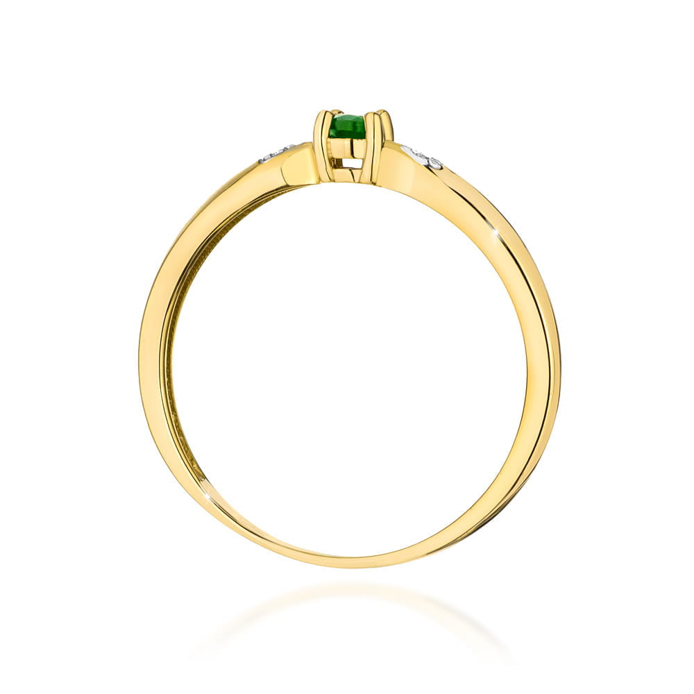 W0469.Z3.EMG.01_3 Złoty pierścionek z zielonym kamieniem i diamentami po bokach, elegancki i minimalistyczny.