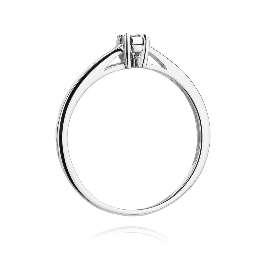 W0471.B3.DIW.01_3 Srebrny pierścionek z diamentem, minimalistyczny design, błyszcząca powierzchnia.