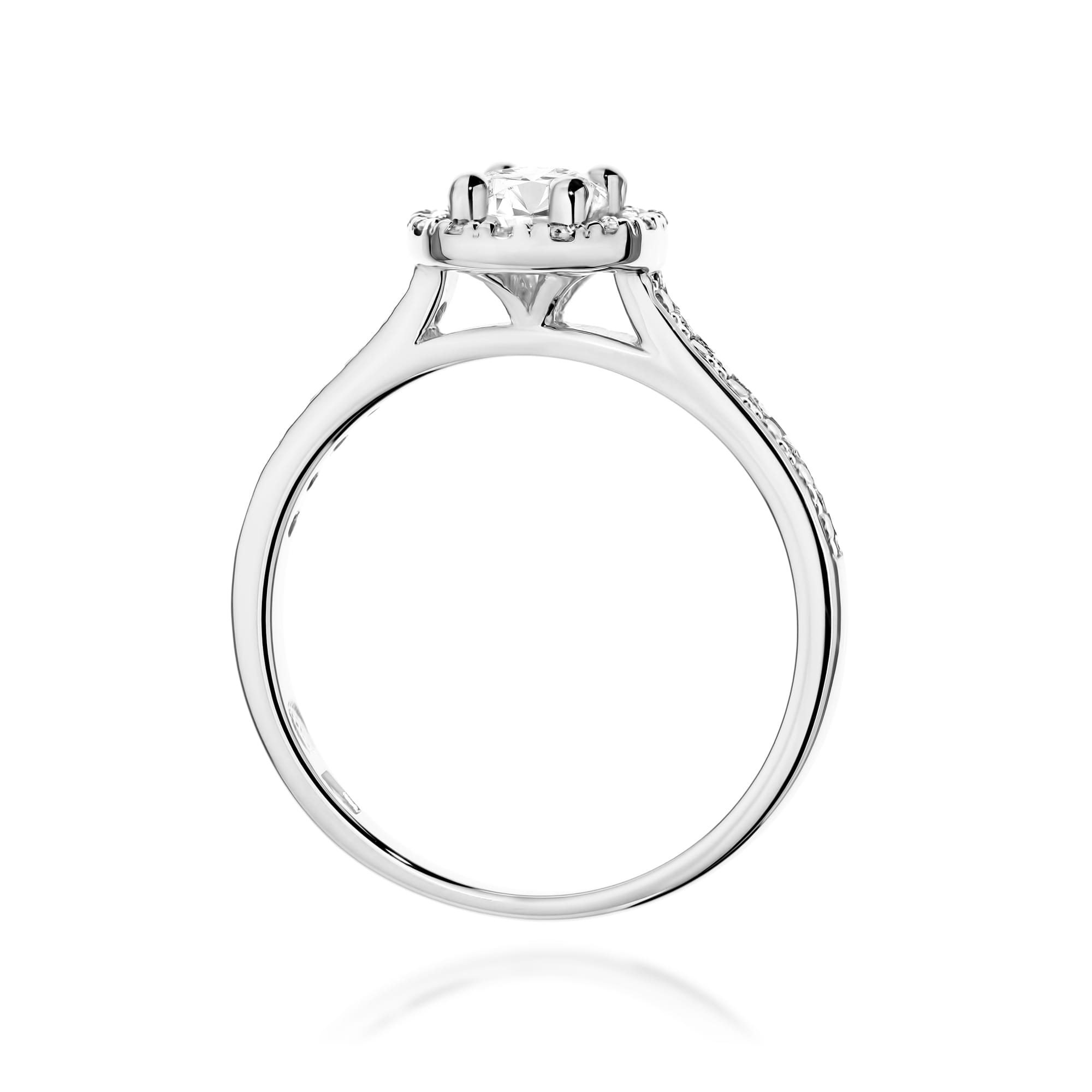 W0477.B3.LDW.01_3 Srebrny pierścionek z okrągłym diamentem na wysokim sztyfcie, z delikatnymi zdobieniami po bokach.