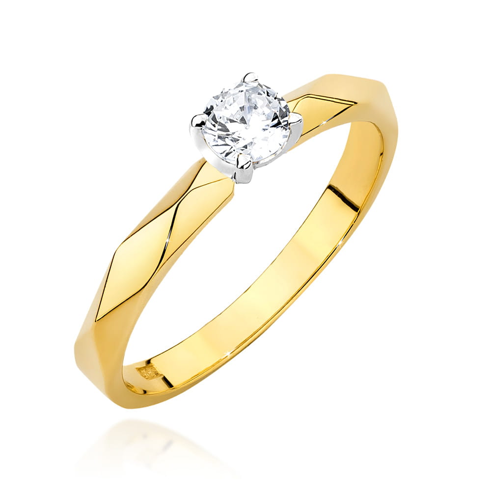 W0484.Z3.DIW.04_1 Złoty pierścionek z diamentem na prostym, gładkim bandzie.