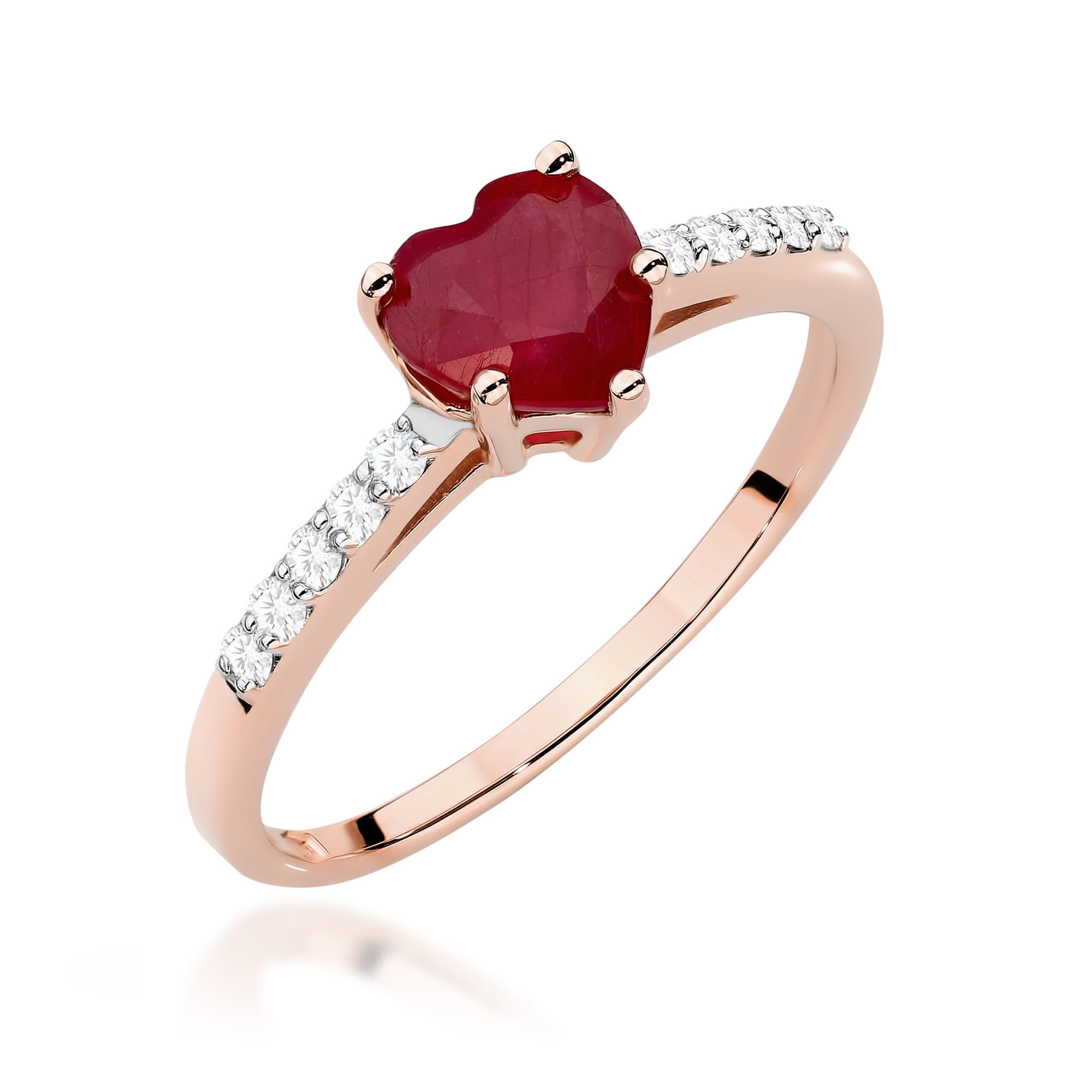 W0486.R3.RUR.01_3 Różowe złote pierścionek z sercowym rubinem i diamentowymi wstawkami po bokach.