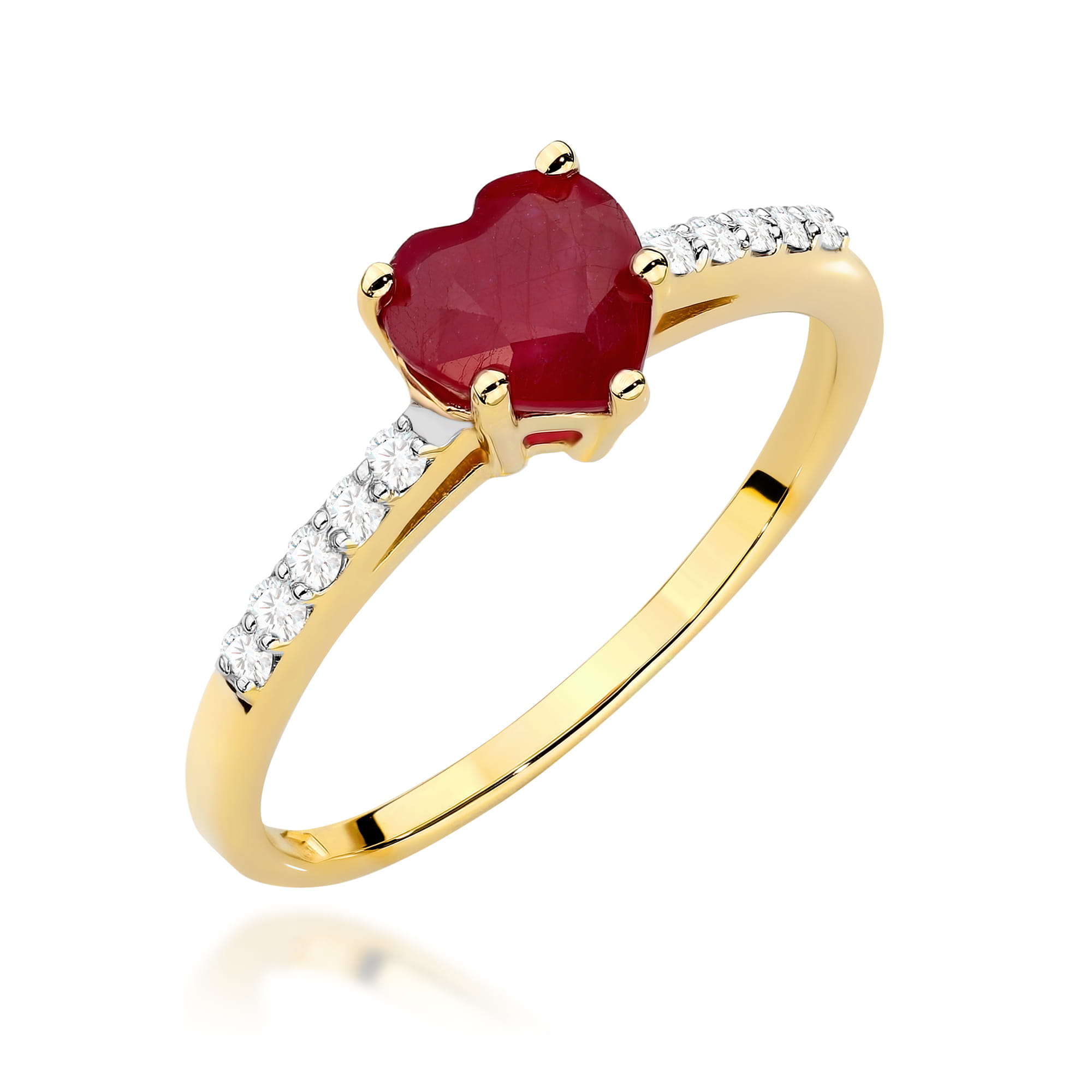 W0486.Z3.RUR.01_3 Złoty pierścionek z sercowym rubinem i diamentowymi zdobieniami na obrączce.
