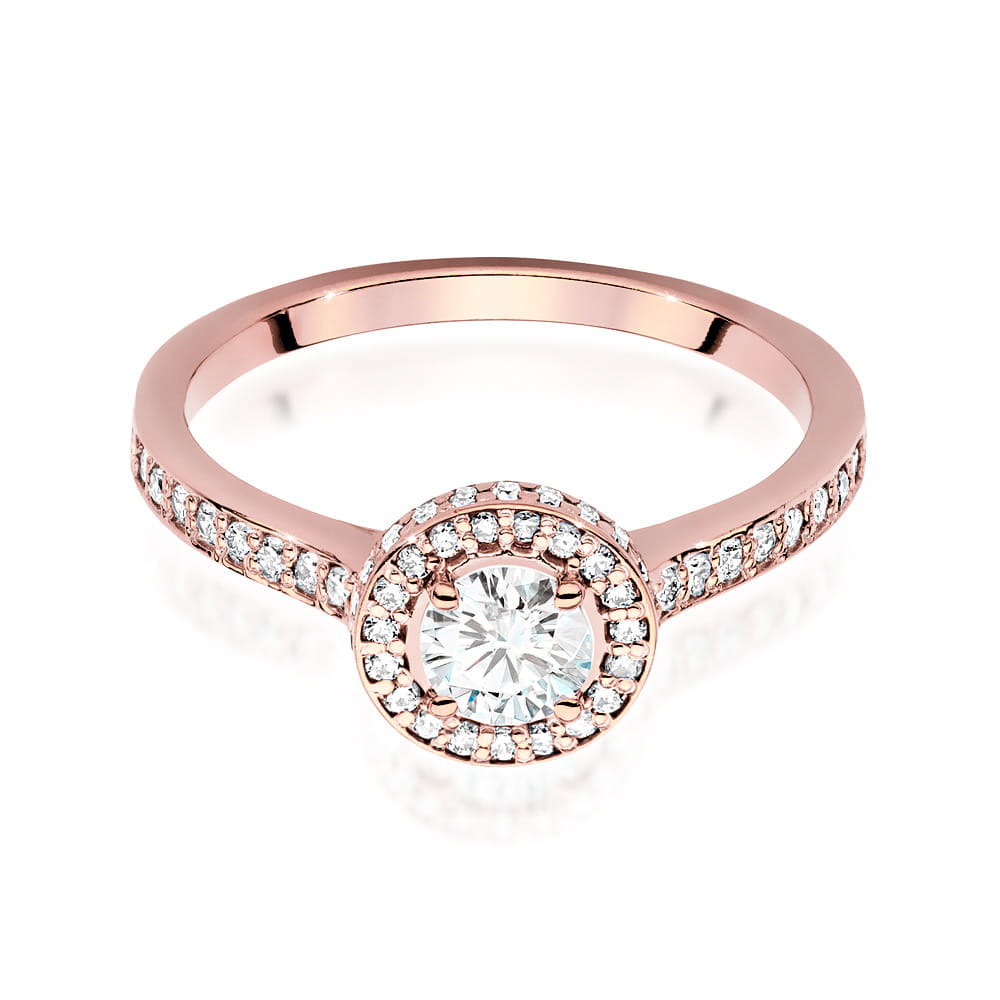 W0508.R3.LDW.02_2 Różowe złote pierścionek z centralnym diamentem otoczonym mniejszymi kamieniami.