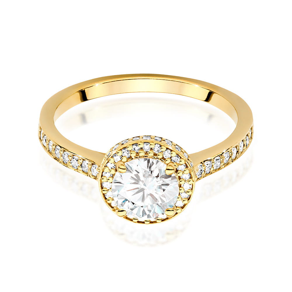 W0508.Z3.DIW.03_2 Złoty pierścionek z dużym, okrągłym diamentem otoczonym mniejszymi kamieniami.