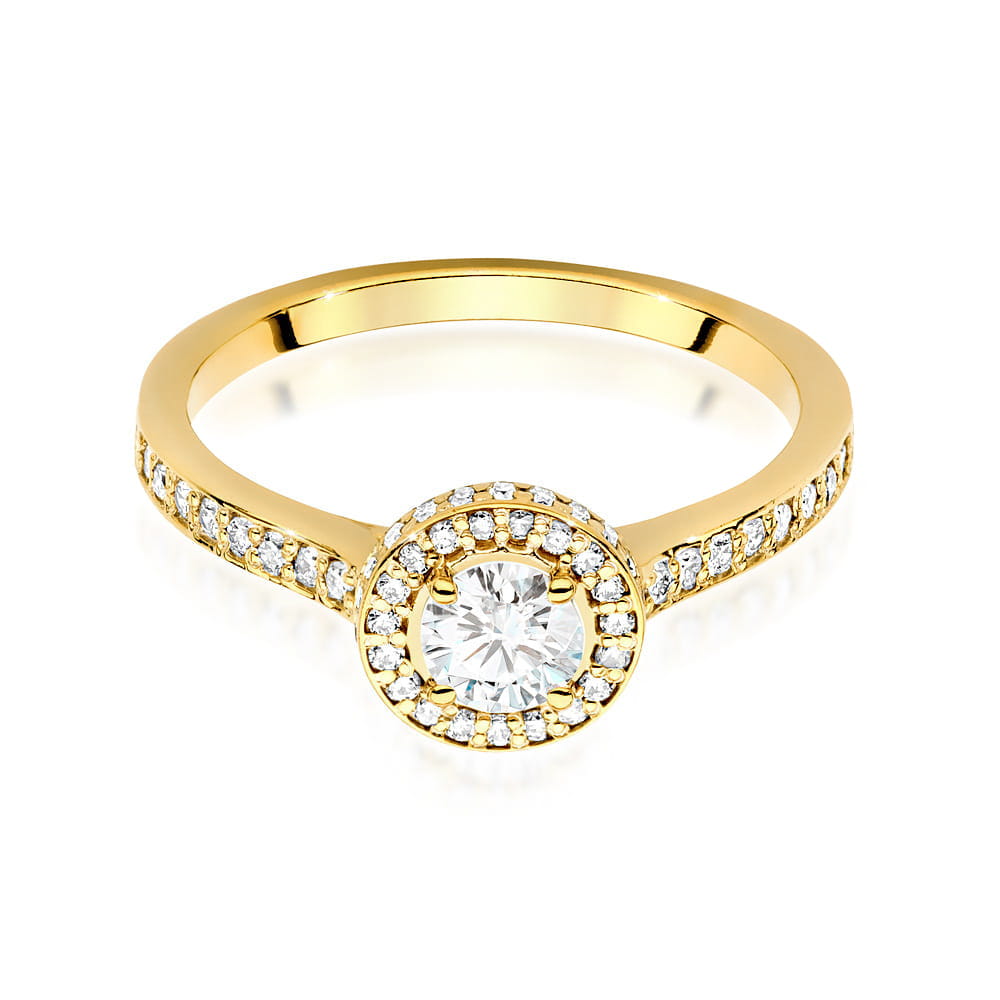 W0508.Z3.LDW.01_4 Złoty pierścionek z centralnym diamentem otoczonym mniejszymi kamieniami.