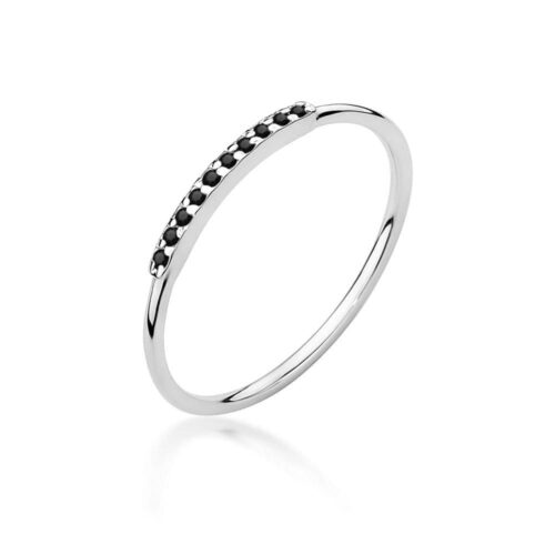 Srebrny pierścionek z czarnymi kamieniami wzdłuż górnej krawędzi.