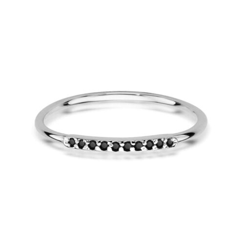Srebrny pierścionek z rzędem małych czarnych kamieni.