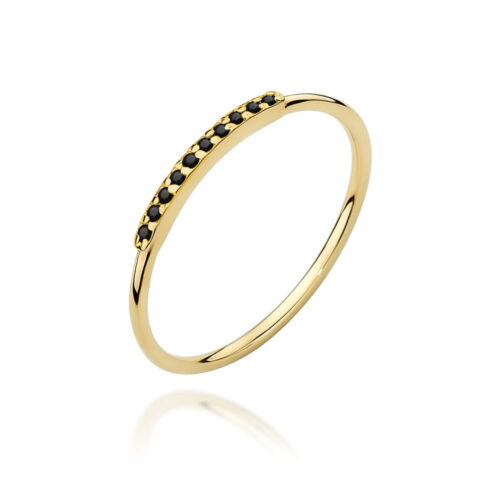 Złoty pierścionek z czarnymi kamieniami, delikatny i elegancki, o prostym designie.