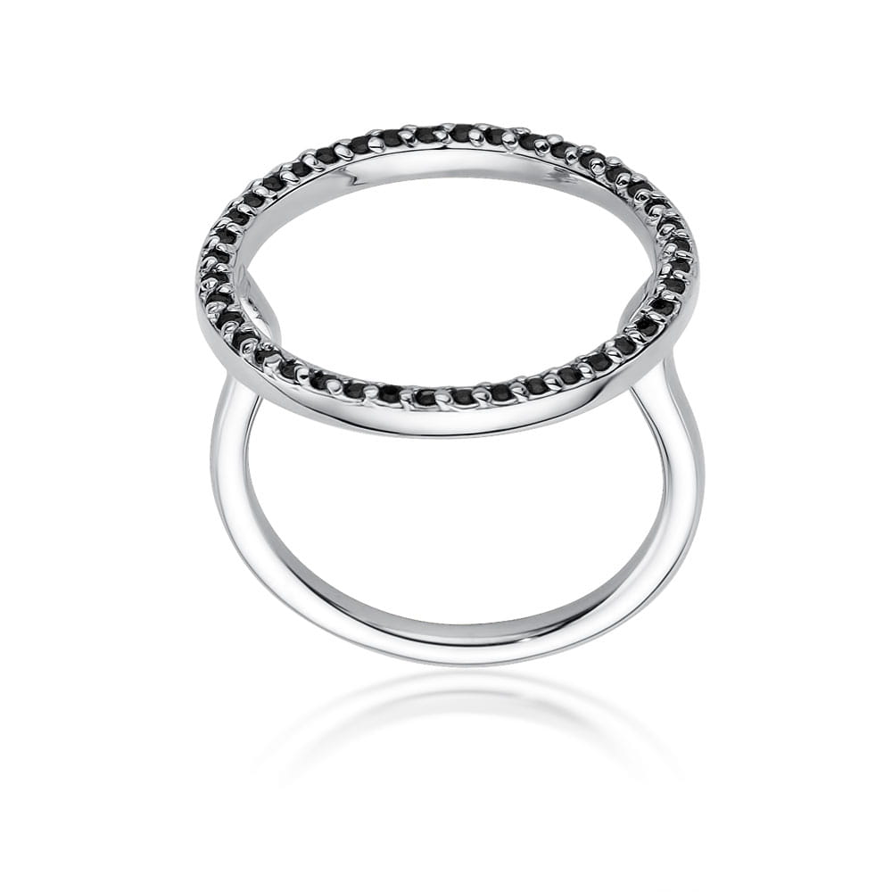 W0510.B3.DIB.01_3 Srebrny pierścionek z otwartym designem, ozdobiony czarnymi kamieniami wzdłuż obręczy.