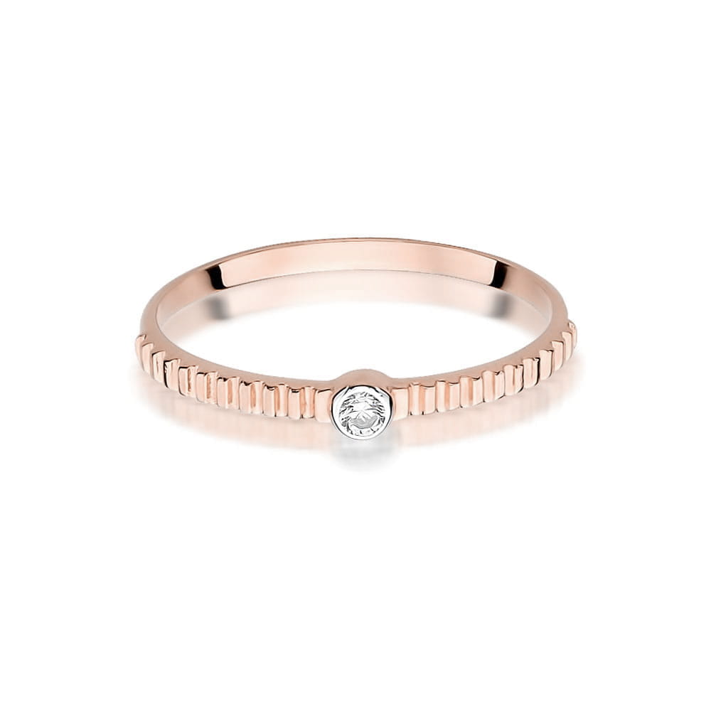 W0512.R3.DIW.01_2 Różowe złote pierścionek z małym diamentem na gładkiej obrączce z wyżłobieniami.