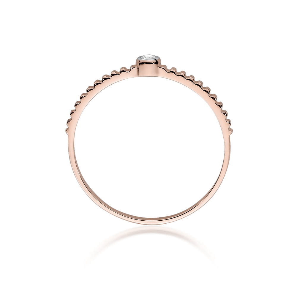 W0512.R3.DIW.01_3 Różowe złote pierścionek z falistą obrączką i pojedynczym, błyszczącym kamieniem na górze.