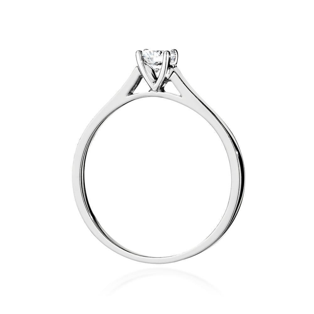 W0526.B3.DIW.01_3 Srebrny pierścionek z diamentem, o prostym, eleganckim wzorze i delikatnej obrączce.