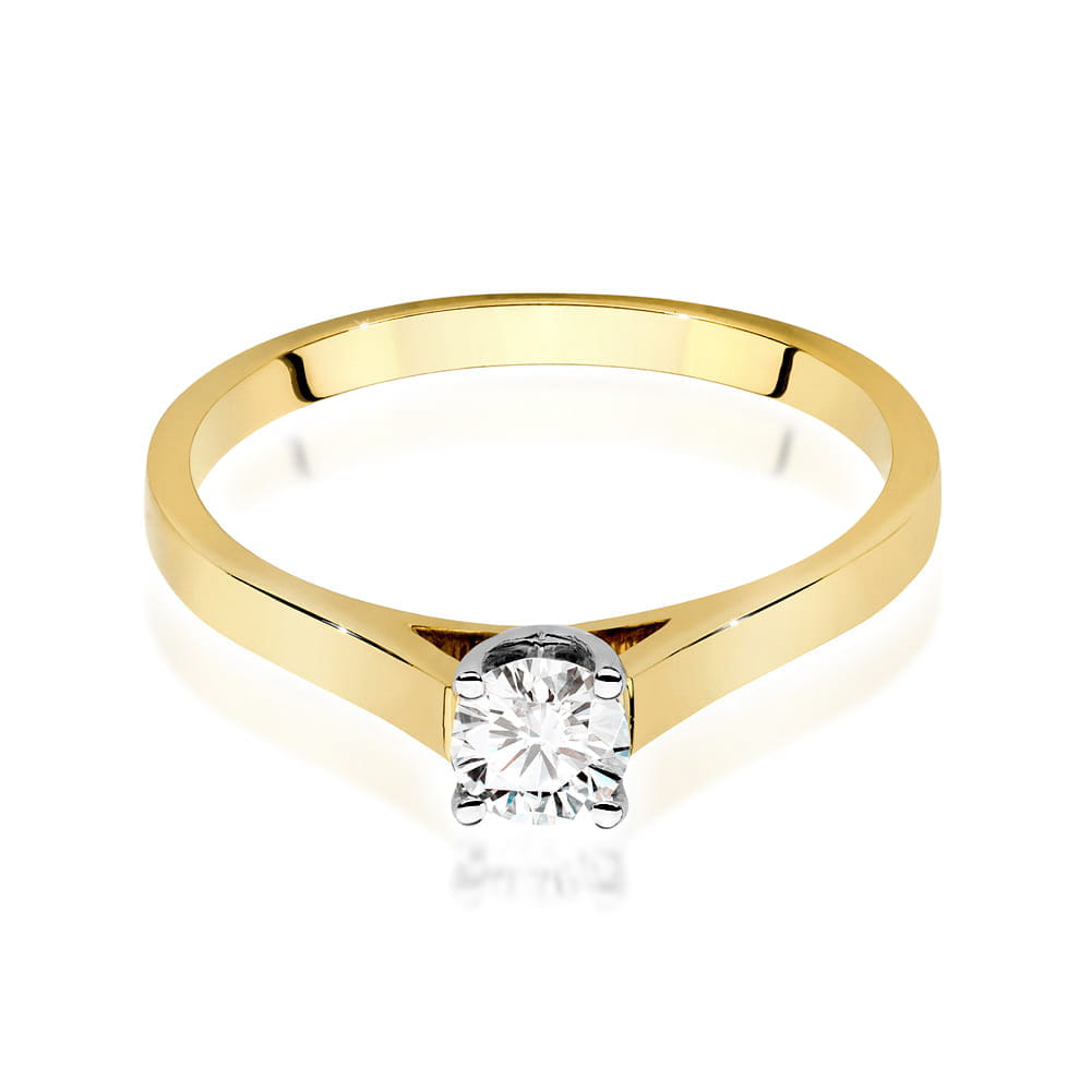 W0526.Z3.LDW.02_4 Złoty pierścionek z pojedynczym, okrągłym diamentem na prostym, gładkim bandzie.